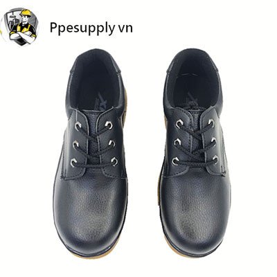 Chi tiết đế giày thể thao chất liệu cao su với các rãnh và họa tiết chống trượt