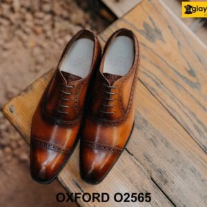 Chi tiết đục lỗ Brogues trên giày tây trẻ em tinh tế
