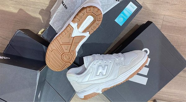Chi tiết logo New Balance in trên đế giày