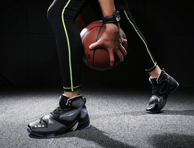 Chi tiết mặt trên giày bóng rổ NBA bằng PU, mang lại cảm giác nhẹ và bền