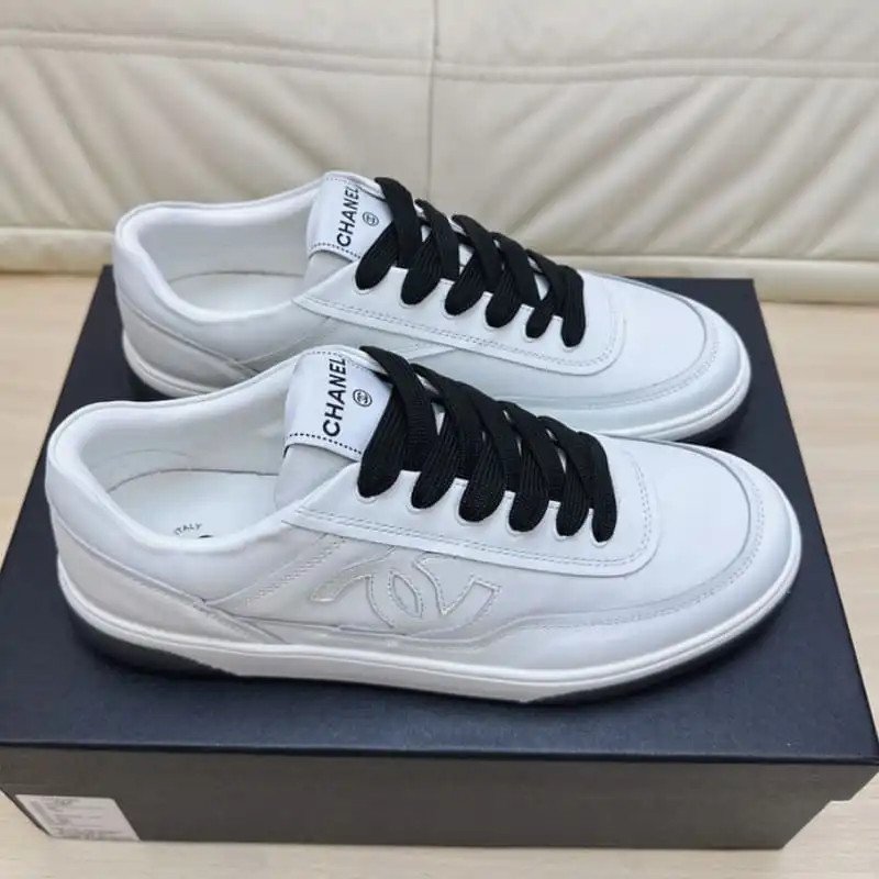 Chi tiết mũi giày thể thao Chanel nam với logo đặc trưng