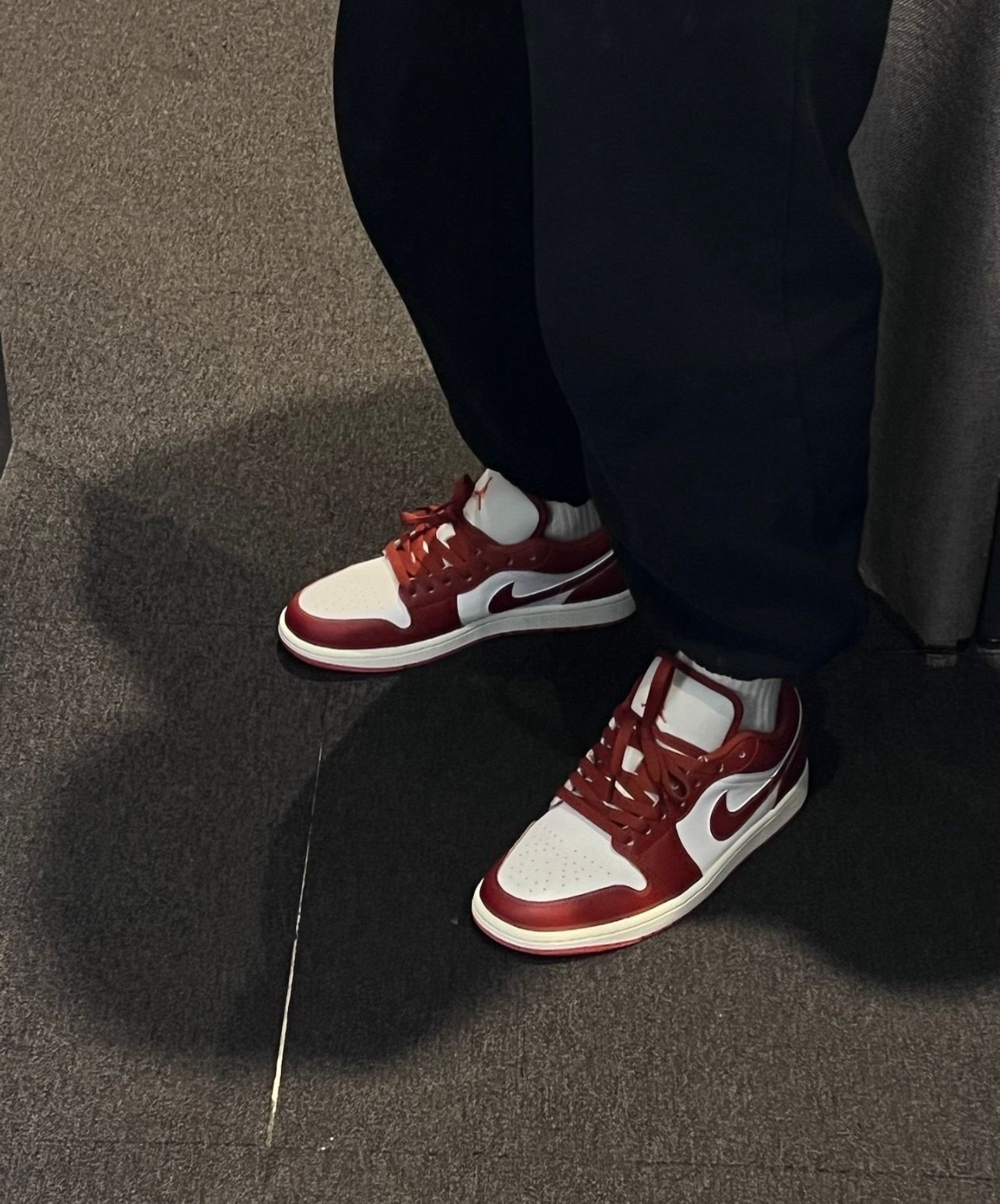 Chi tiết mũi giày và dây buộc của đôi sneaker Jordan đỏ Dune Red