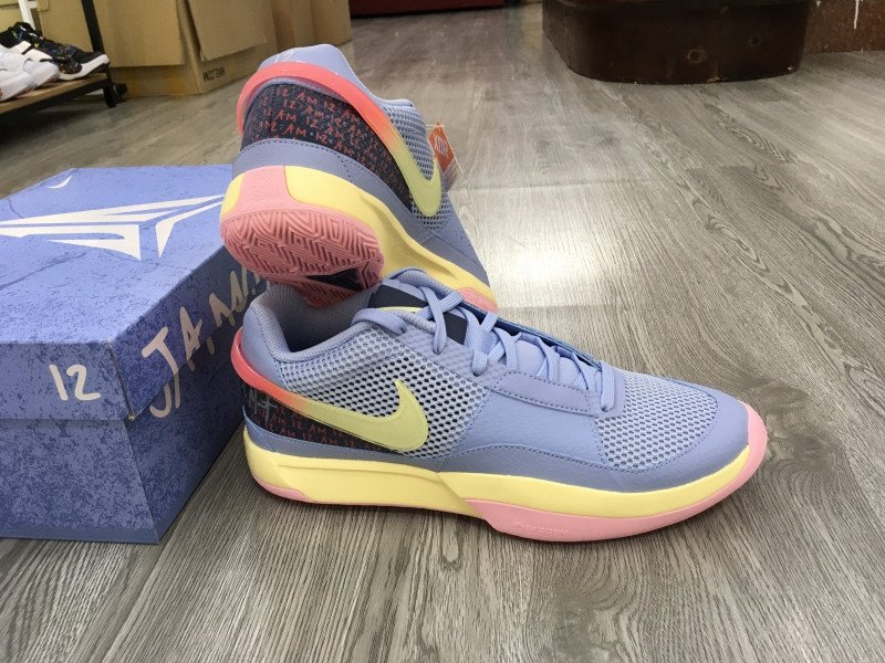 Chi tiết phần upper vải mesh và da tổng hợp của Nike Ja 1