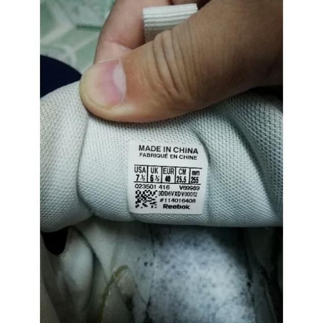 Chi tiết tem giày Reebok, giúp người dùng phân biệt giày thể thao Reebok chính hãng và hàng giả.