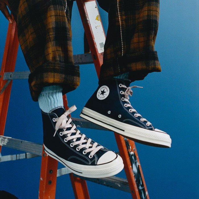 Chi tiết thiết kế cổ cao và đế cao su đặc trưng của giày bóng rổ Converse