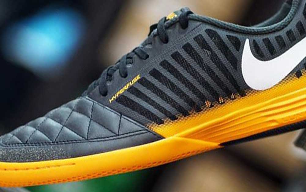 Chi tiết upper da dê mềm mại và dẻo dai trên đôi giày đá bóng Nike Lunar Gato II, nổi bật với khả năng ôm chân.