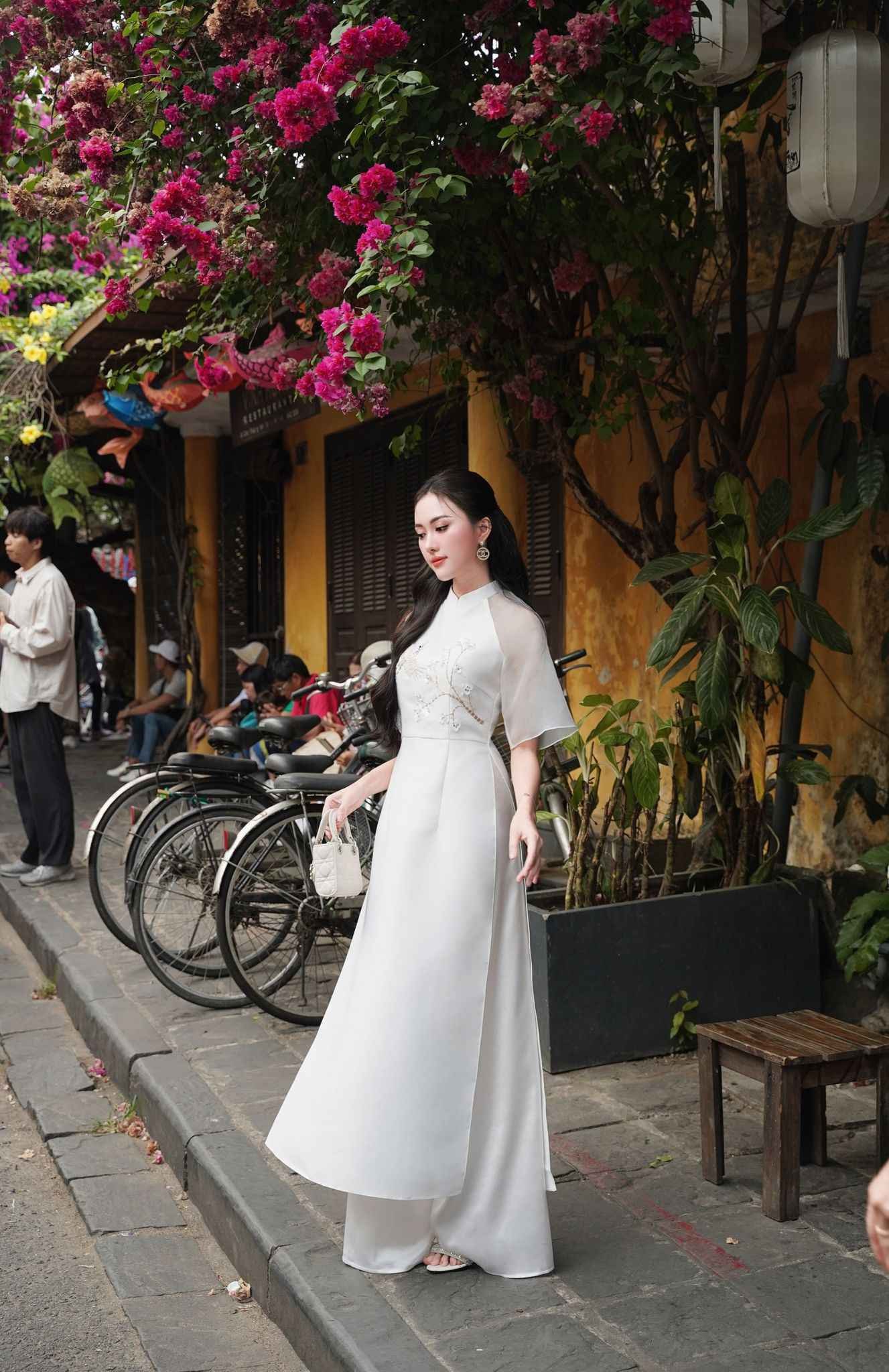 Chiếc áo dài cách tân tay lỡ với họa tiết tinh xảo, thể hiện sự giao thoa giữa truyền thống và phong cách giày thể thao