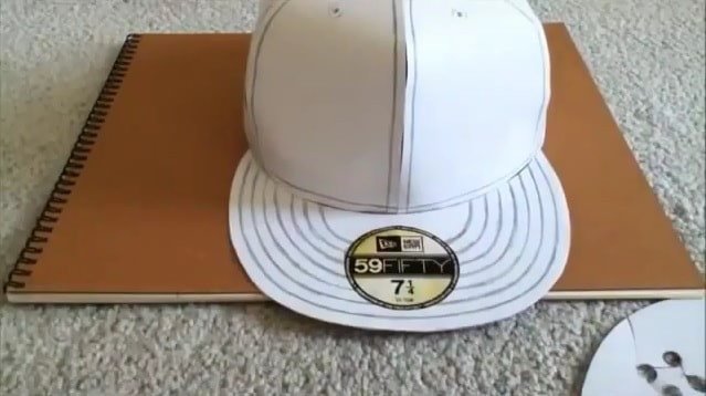 Chiếc mũ lưỡi trai làm từ giấy đã hoàn thành với các chi tiết trang trí