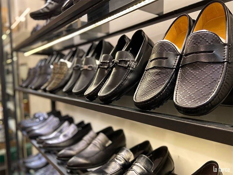 Chọn cửa hàng uy tín có chính sách đổi trả giày lười bị rộng