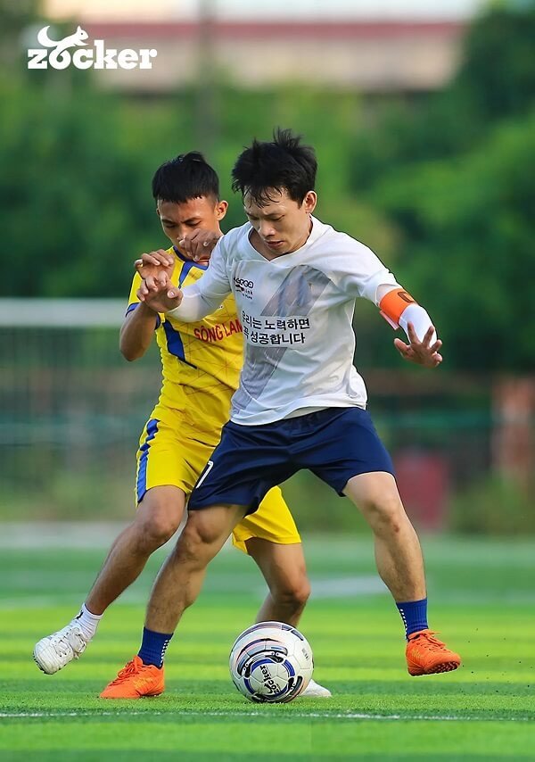 Chọn giày bóng đá phủi theo phong cách chơi