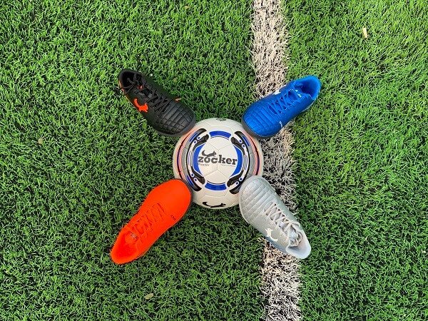 Chọn giày bóng đá phủi theo thương hiệu