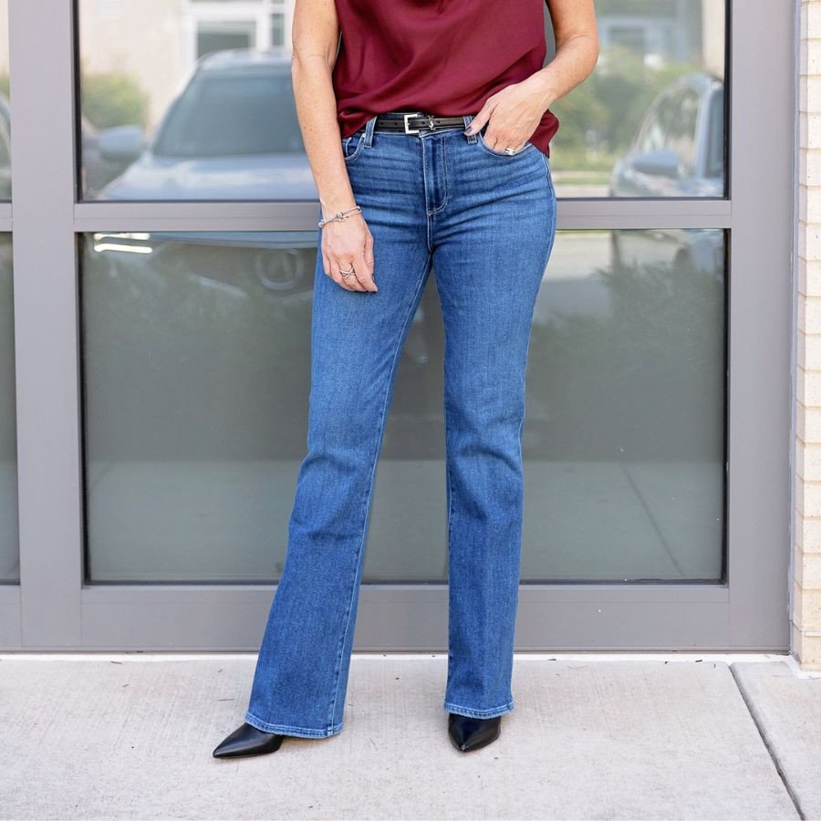 Chọn giày phối với quần ống loe có tông màu trung tính