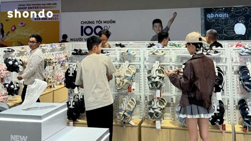 Chọn giày thể thao nên chú ý chất liệu và thời điểm thử