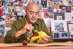 Christian Louboutin đang tự tay sơn đế đỏ cho đôi giày cao gót