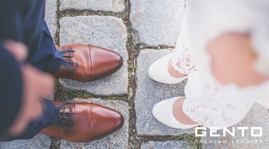 Chú rể thử giày tây nam vào buổi chiều để chọn đúng kích cỡ