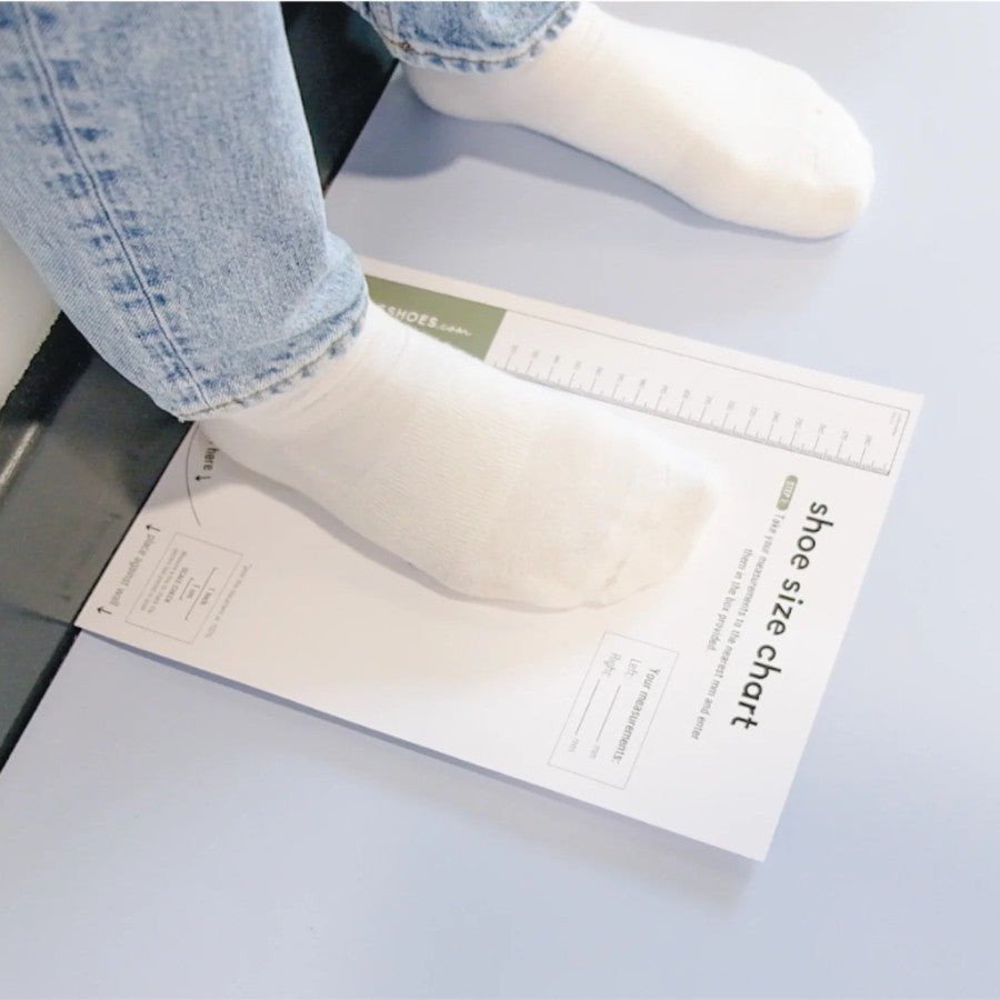 Chuẩn bị dụng cụ đo để xác định chân dài 25 cm đi giày size bao nhiêu một cách chính xác.