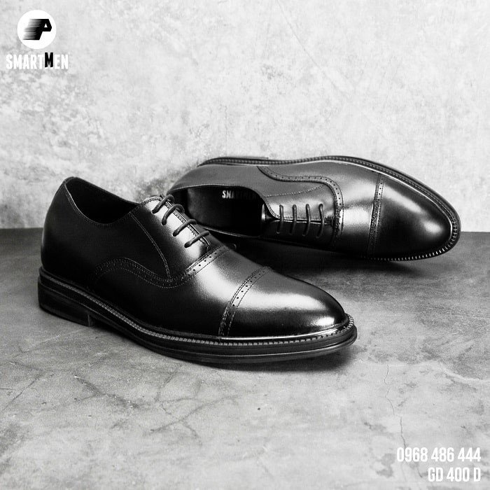 Chụp giày thể thao ở ngang tầm mắt, tạo điểm nhấn cho sản phẩm theo cách chụp giày thể thao đẹp.