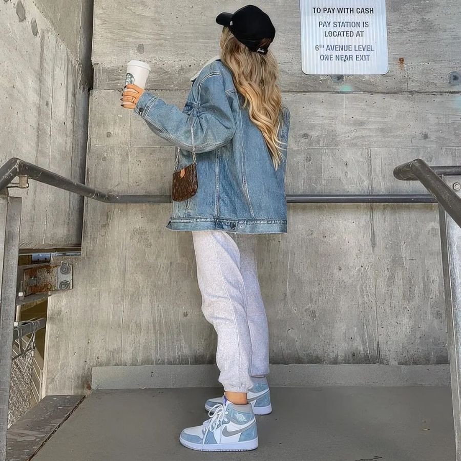 Cô gái cá tính với áo khoác denim rách và giày Jordan cổ cao nữ, toát lên vẻ bụi bặm, sành điệu