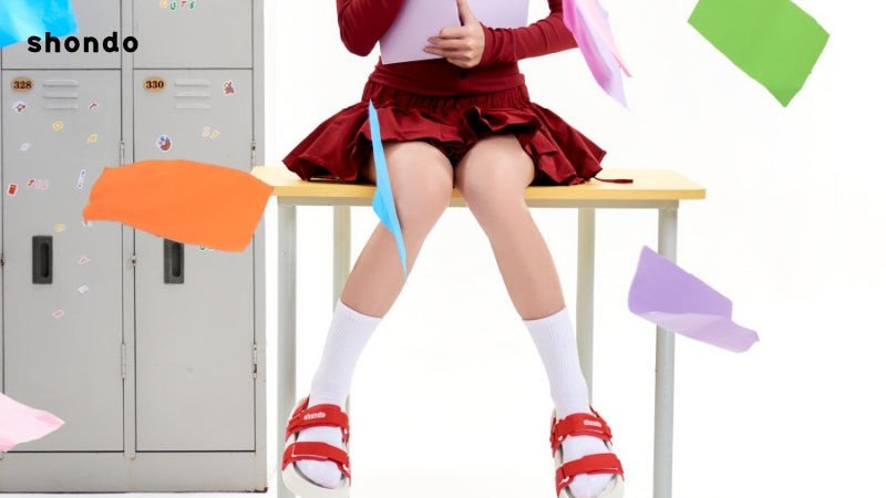 Cô gái diện chân váy xòe hoa văn cùng sandals quai mảnh nữ tính