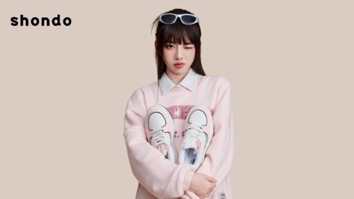 Cô gái diện đồ năng động với giày thể thao màu hồng pastel