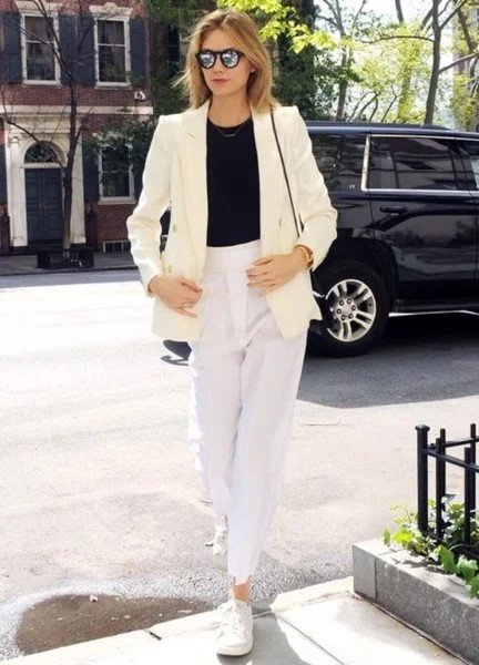 Cô gái diện vest kẻ caro xám và quần ống rộng, phối cùng giày sneaker trắng năng động, trẻ trung và phong cách