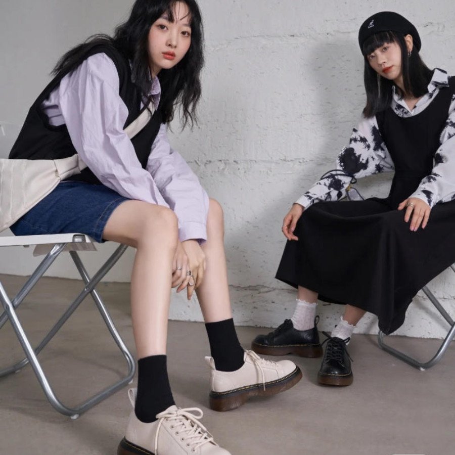 Cô gái mặc đầm dài họa tiết vintage phối giày oxford cổ điển, tạo nên vẻ đẹp sang trọng khi mặc đầm dài mang giày gì