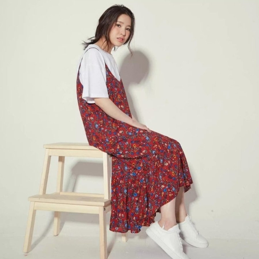 Cô gái mặc đầm maxi đen trắng phối giày thể thao trắng, thể hiện phong cách năng động khi mặc đầm dài mang giày gì