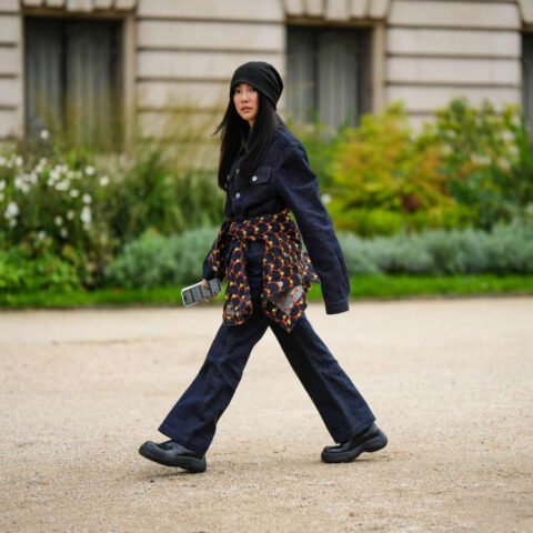 Cô gái mặc quần ống loe màu xanh denim đơn giản phối giày thể thao