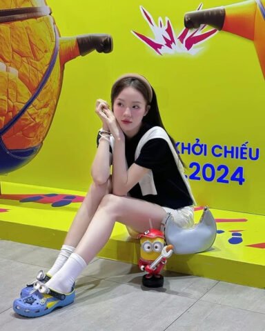 Cô gái mặc quần short jeans xanh phối cùng dép sục màu vàng tươi cá tính