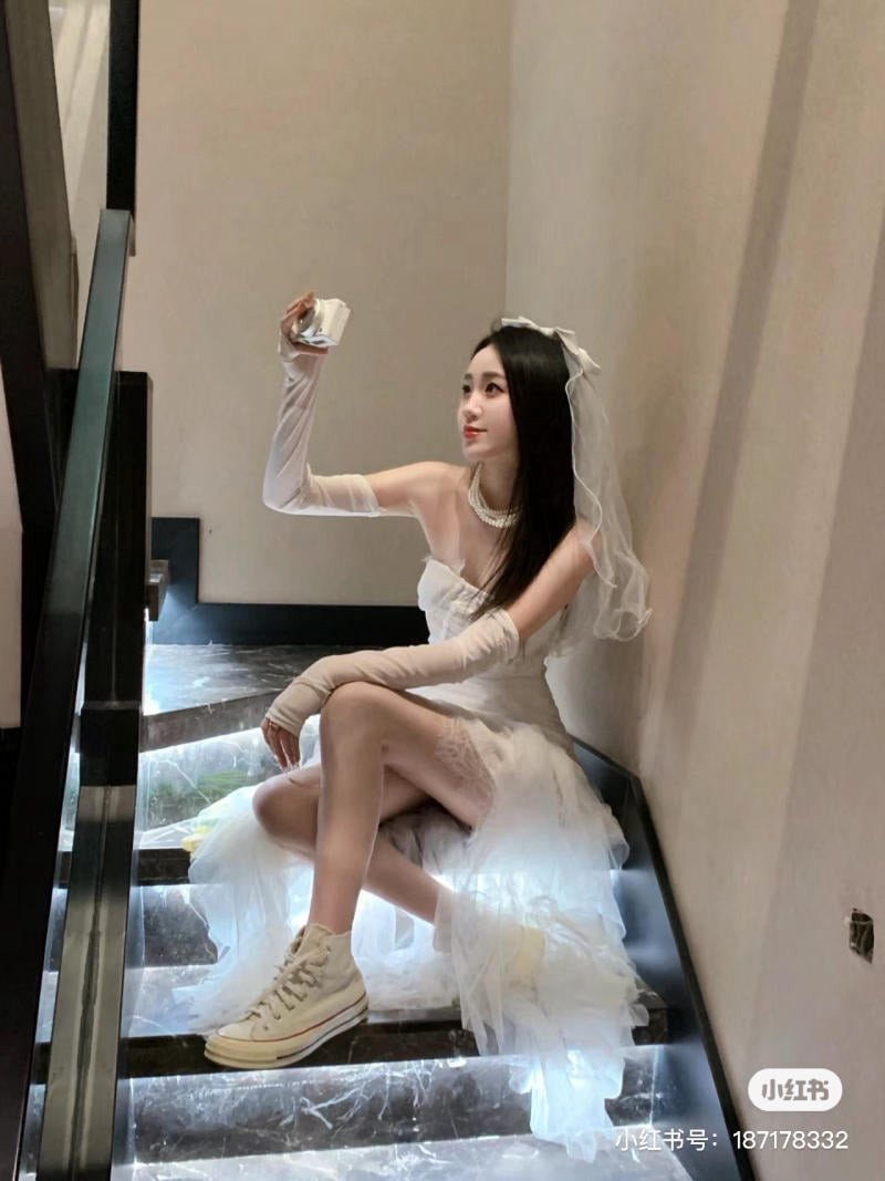 Cô gái mặc váy công chúa bồng bềnh và giày thể thao trắng