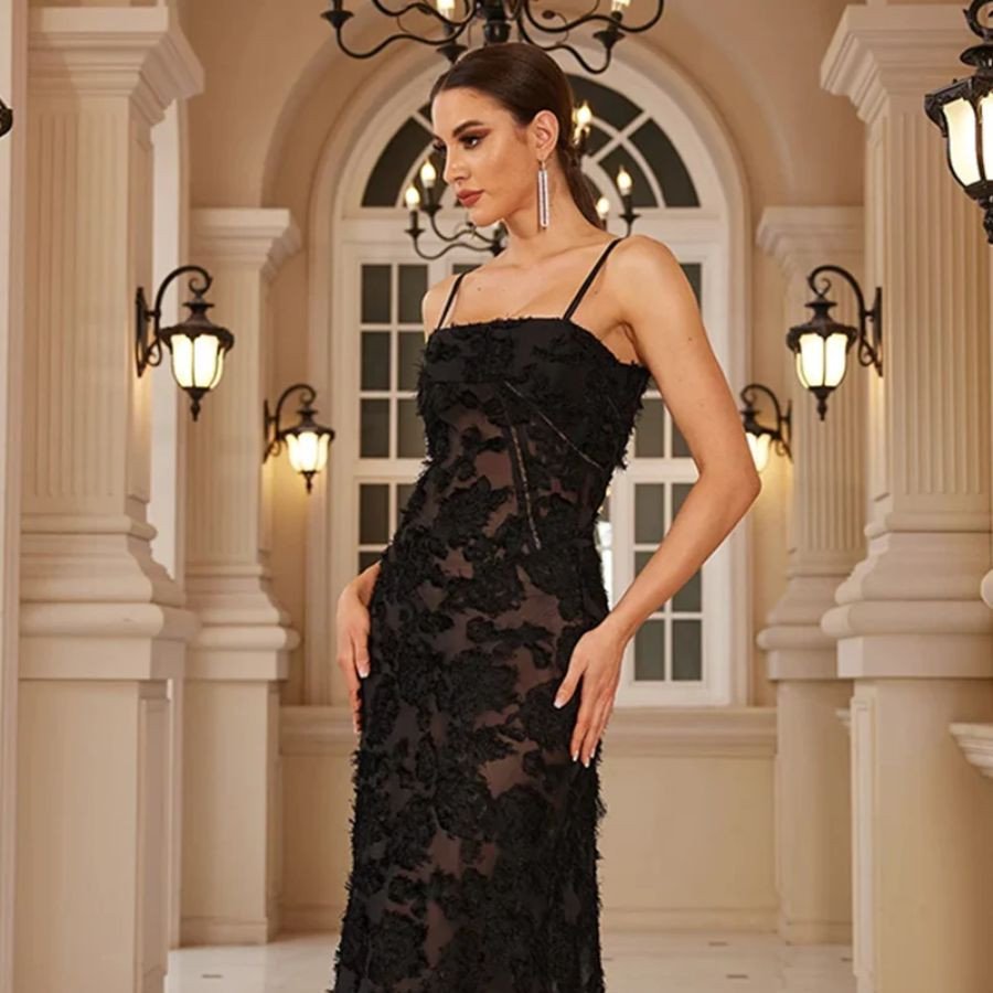 Cô gái mặc váy đen xuyên thấu với áo sơ mi bên trong kết hợp giày thể thao trắng, thể hiện phong cách táo bạo và hiện đại