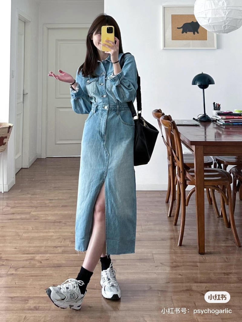 Cô gái mặc váy denim dáng suông và giày thể thao trắng