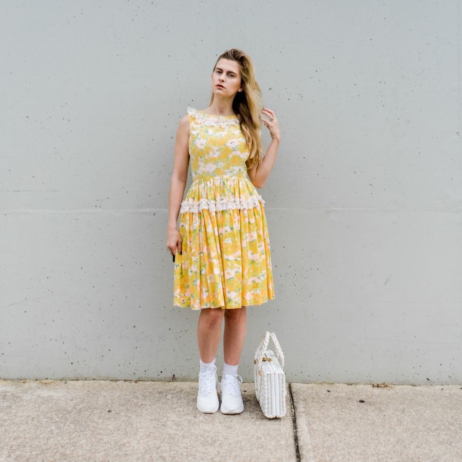 Cô gái mặc váy hoa vintage dáng dài kết hợp giày thể thao trắng, tạo vẻ đẹp lãng mạn và phóng khoáng