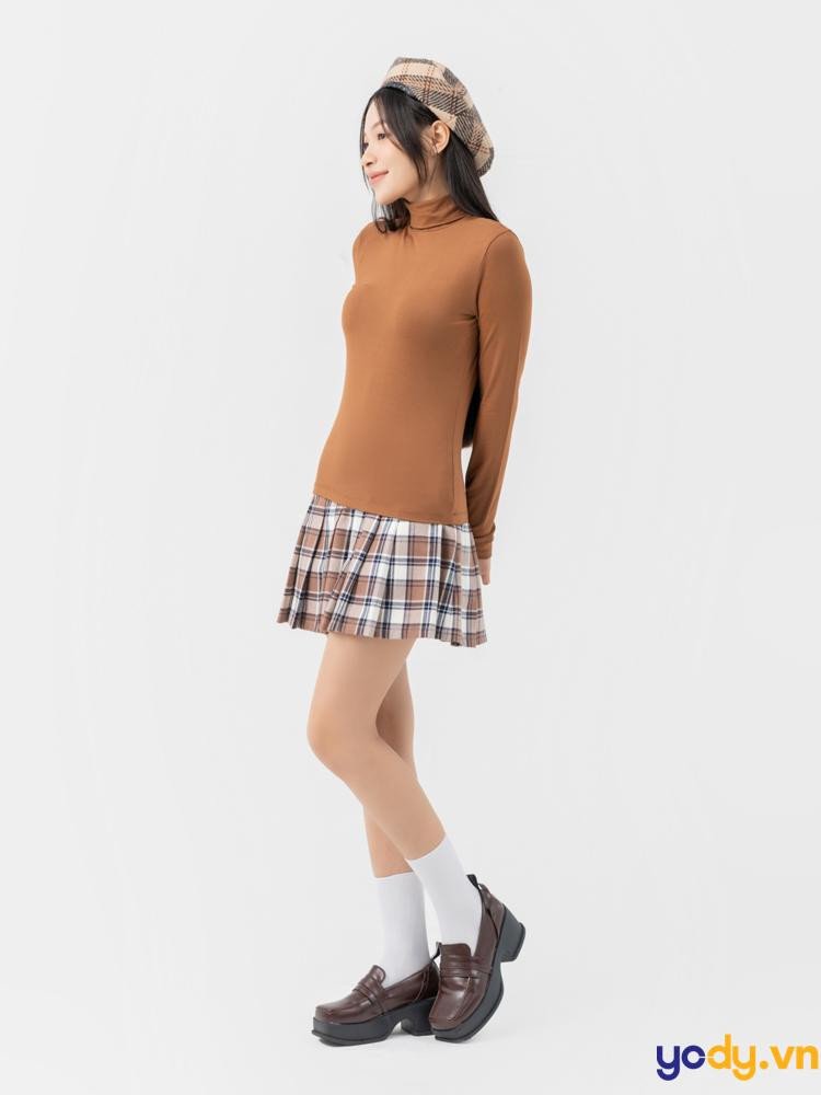 Cô gái mặc váy ngắn kết hợp giày Lolita cao gót và tất trắng điệu đà