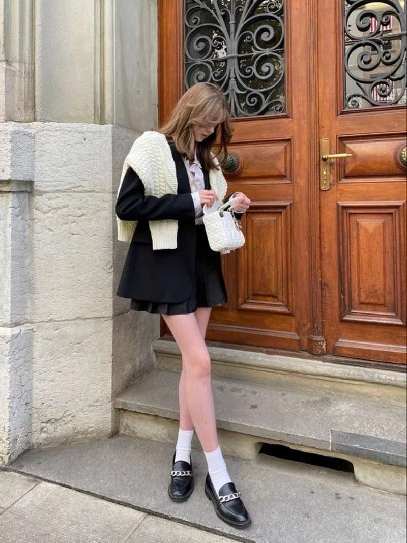 Cô gái mặc vest hồng pastel phối quần âu và giày lười màu be