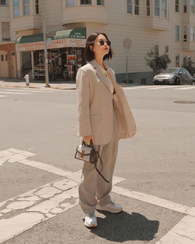 Cô gái mặc vest xanh coban và quần culottes trắng, phối với giày đế bánh mì trắng