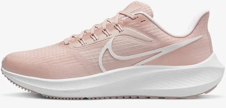 Cô gái trẻ đang thử giày thể thao nữ chính hãng Nike màu trắng với quần jeans và áo blazer