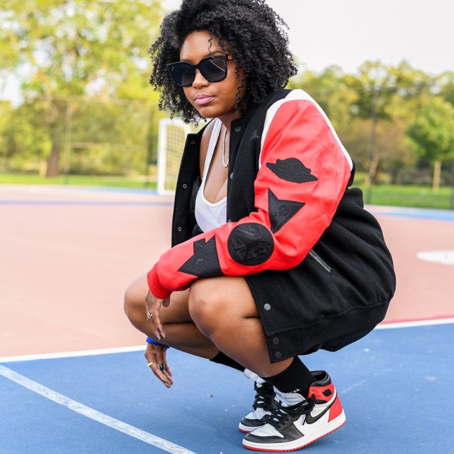 Cô gái trẻ trung phối đồ với Jordan cổ cao nữ cùng quần short denim, thể hiện sự thoải mái và phóng khoáng