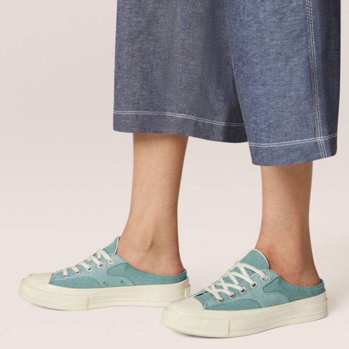 Cô gái trẻ trung phối giày sục Converse nữ cùng quần jeans