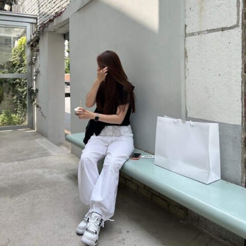 Cô gái trẻ trung phối Jordan 4 nữ với quần jogger và áo khoác bomber