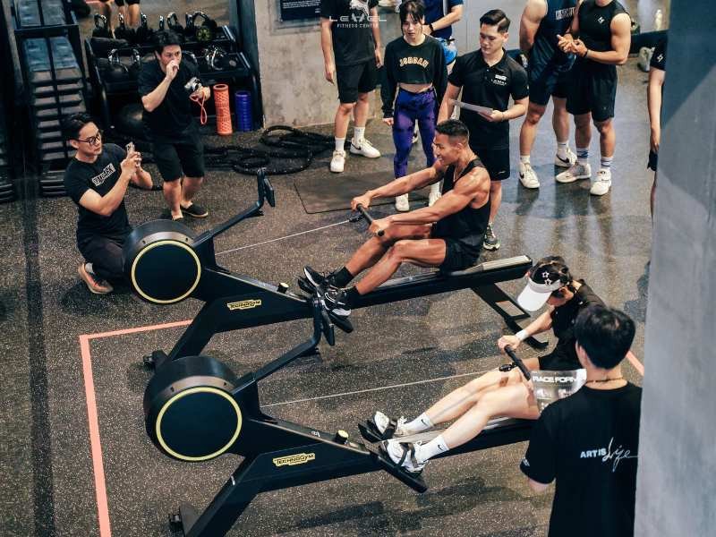 Cộng đồng người yêu thể thao năng động tại phòng tập gym Cầu Giấy