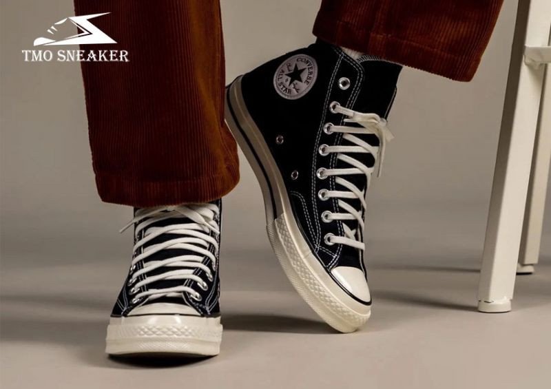 Converse Chuck Taylor All Star Classic, biểu tượng của sự trẻ trung năng động, là giày sneaker hot 2025 không bao giờ lỗi mốt.
