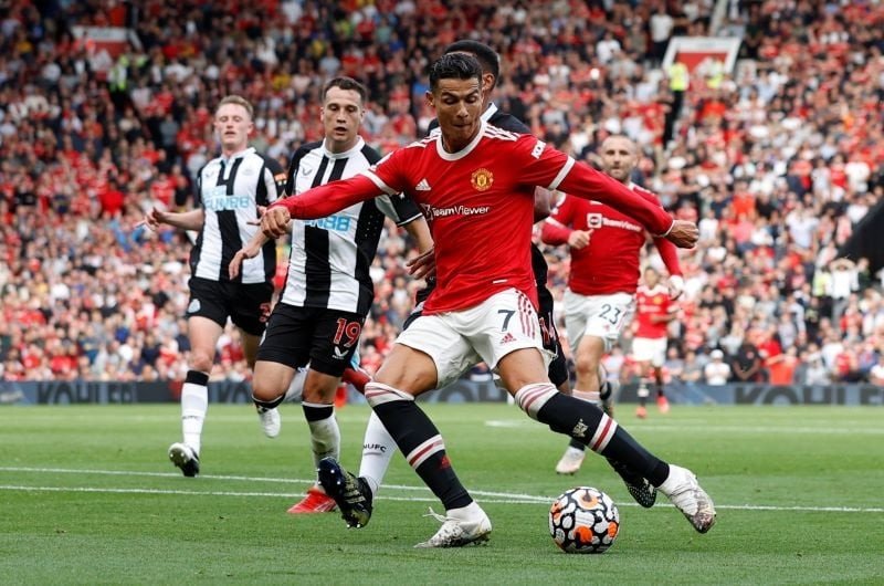 Cristiano Ronaldo bứt tốc với giày đá bóng cho tiền đạo cánh trên sân