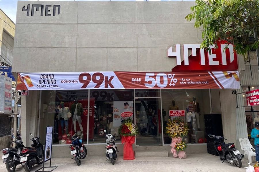 Cửa hàng 4MEN Shop trưng bày các mẫu giày nam thời trang