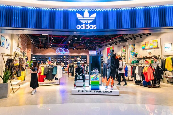 Cửa hàng Adidas tại Quận 7 với đa dạng mẫu giày sneaker