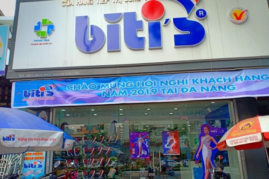 Cửa hàng Biti's tại Đà Lạt, trưng bày các mẫu giày thể thao và dép hiện đại.