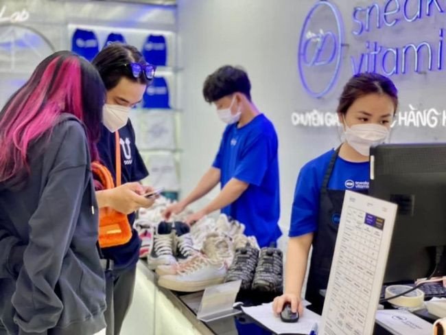 Cửa hàng chăm sóc và phục hồi giày sneaker hiện đại, cung cấp dịch vụ sửa giày chất lượng tại TP.HCM