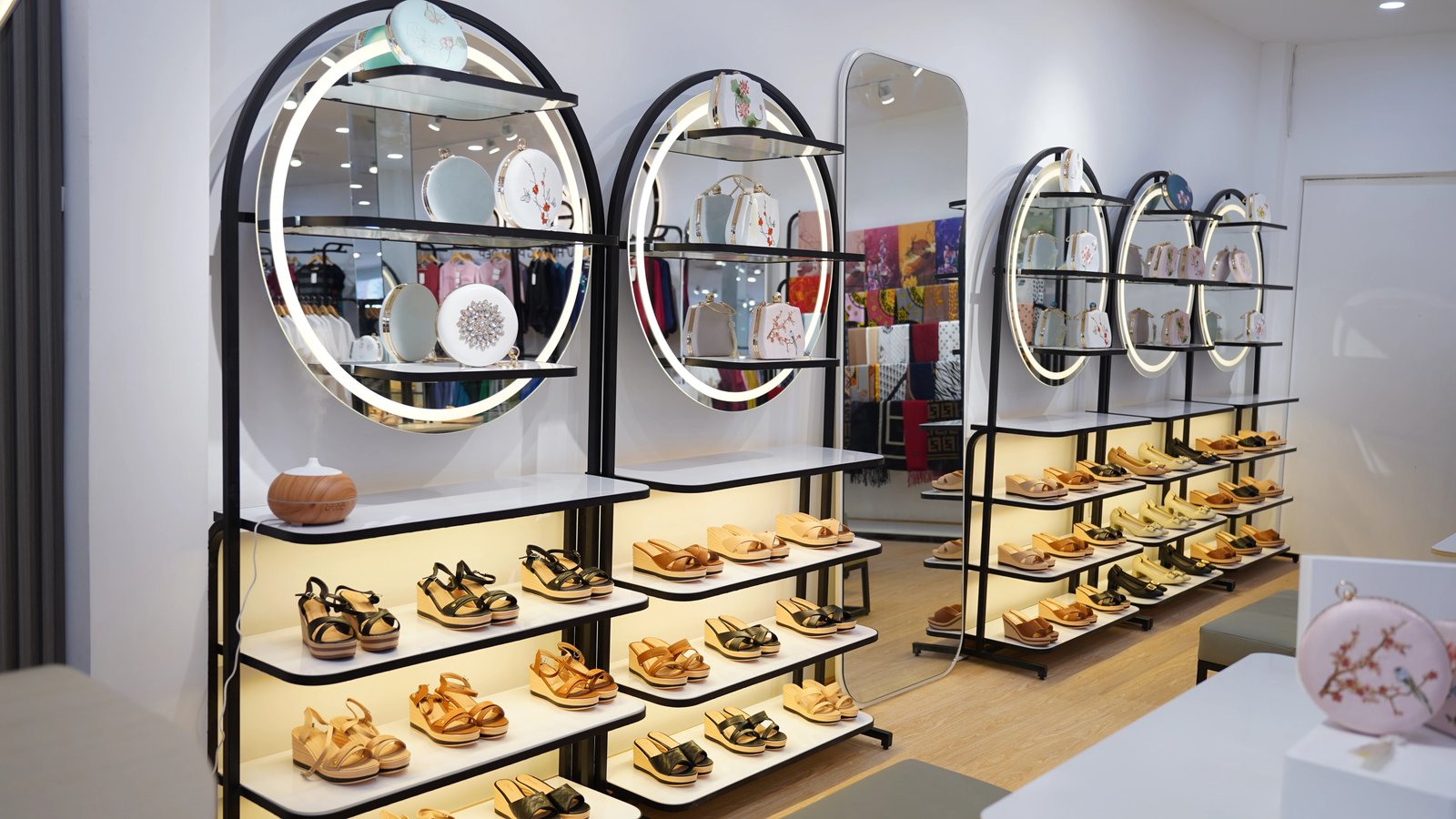 Cửa hàng giày dép với đa dạng mẫu mã phù hợp cho phụ nữ tuổi 50