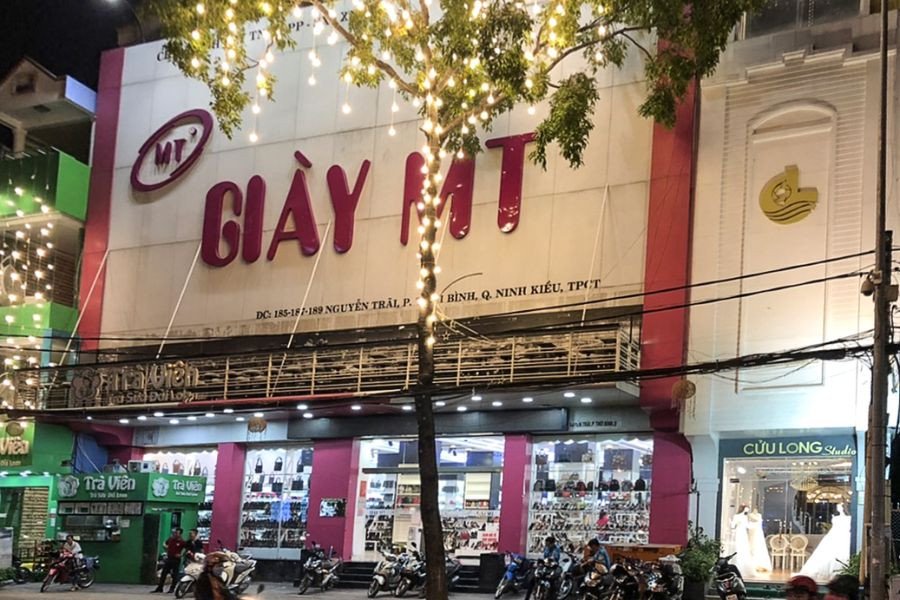 Cửa hàng Giày MT đa dạng các loại giày, bao gồm cả giày casual