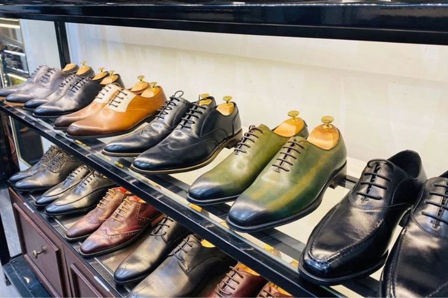 Cửa hàng Marco trưng bày giày tây nam với đế công nghệ Goodyear